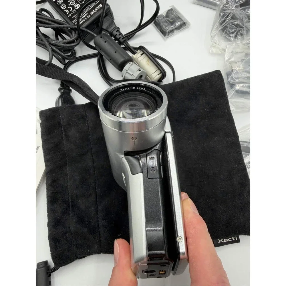 Sanyo Xacti DMX-HD1000 Camera Silver Turns On Remote Case Manuals Records Cords